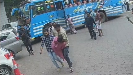 'ആ കരുതലിന് കൈയടി'; യാത്രയ്ക്കിടെ കുഴഞ്ഞു വീണ യുവതിയെ രക്ഷിച്ച ബസ് ജീവനക്കാര്‍ക്ക് ആദരം